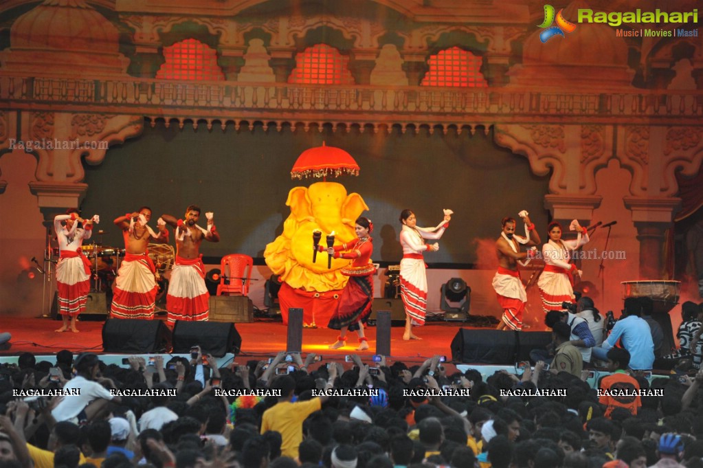 Madhuri, Rani, Ajay Devgn at Shri Sankalp Prathishthan's Dahi Handi Celebrations