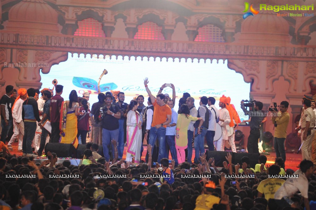 Madhuri, Rani, Ajay Devgn at Shri Sankalp Prathishthan's Dahi Handi Celebrations