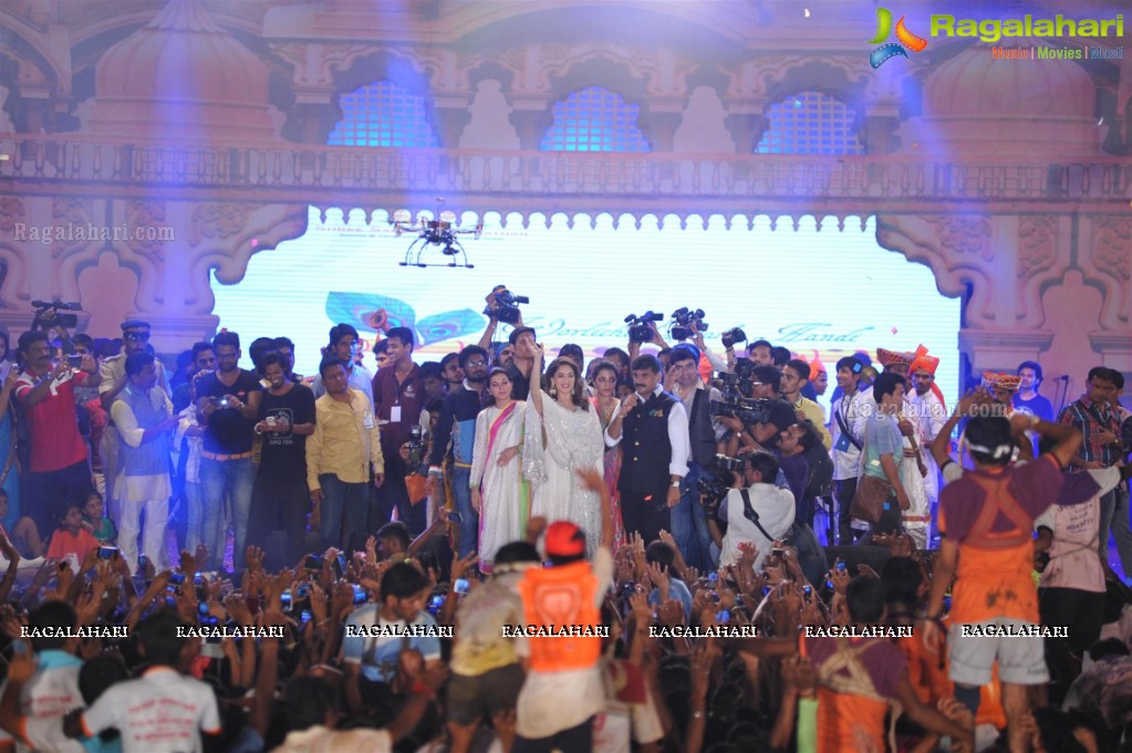 Madhuri, Rani, Ajay Devgn at Shri Sankalp Prathishthan's Dahi Handi Celebrations