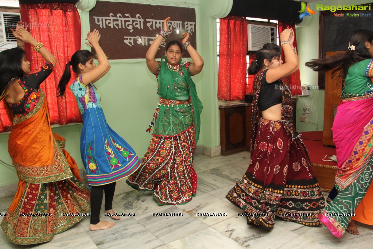 Garba and Dandiya Workshop by Rhythm Events