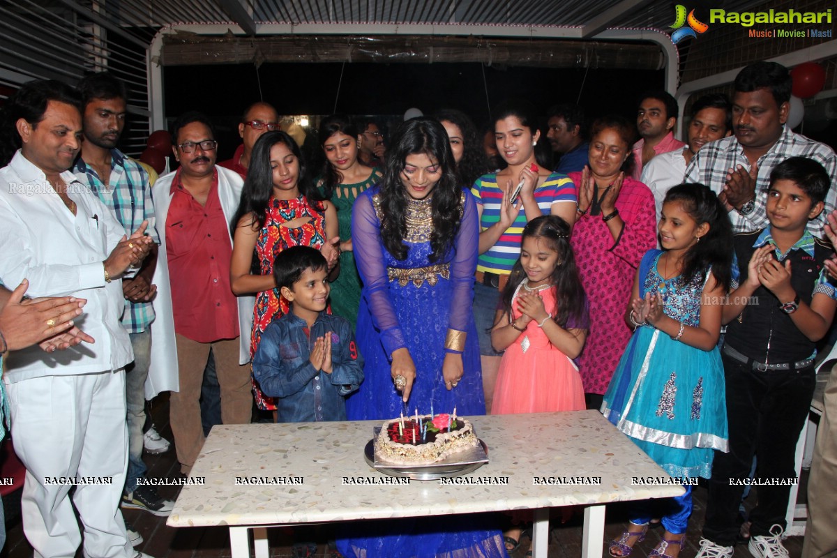 Heroine Soumya Birthday Bash 2014 at Spoil Pub