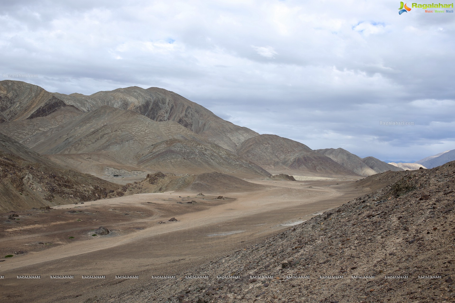 Magnetic Hill, Leh High Definition Photos