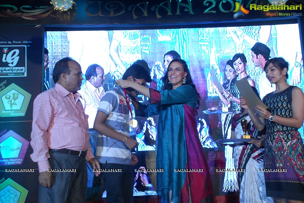 Neha Dhupia with film ETKS Team honours SSC Students and Parents