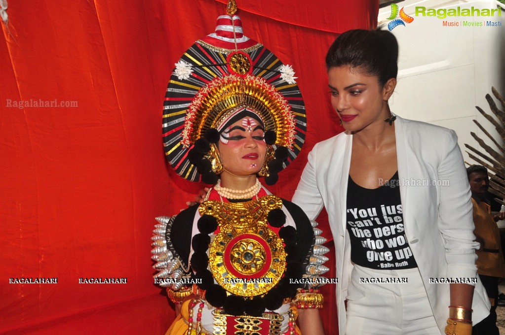 Priyanka Chopra at Mary Kom Promotions on sets of Jhalak Dikhhla Jaa 7