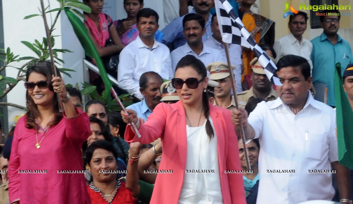 Rani Mukherji Felicitates Mumbai Police