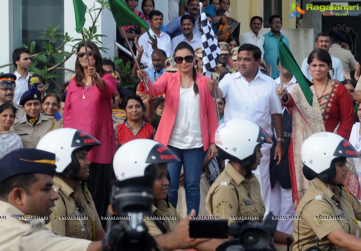 Rani Mukherji Felicitates Mumbai Police