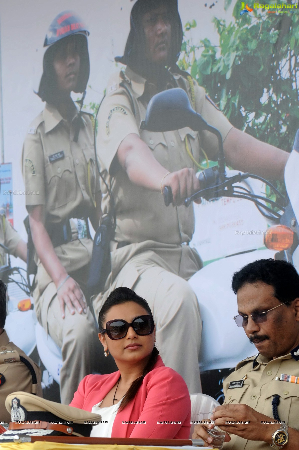 Rani Mukherji Felicitates Mumbai Police