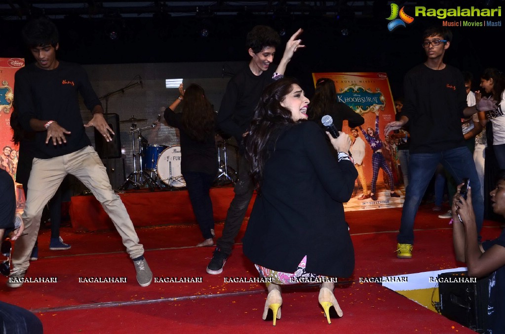 Sonam Kapoor Promotes 'Khoobsurat' at Mithibai College Festival, Mumbai