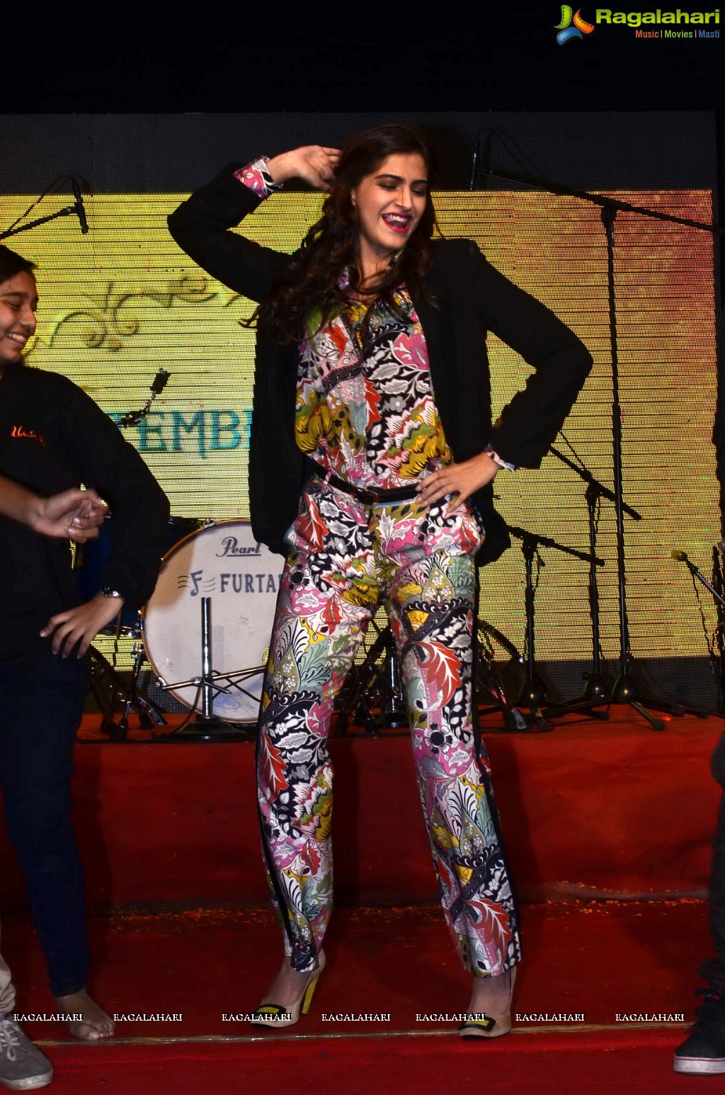 Sonam Kapoor Promotes 'Khoobsurat' at Mithibai College Festival, Mumbai