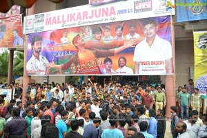 Srimanthudu Hungama at Mallikarjuna Theatre