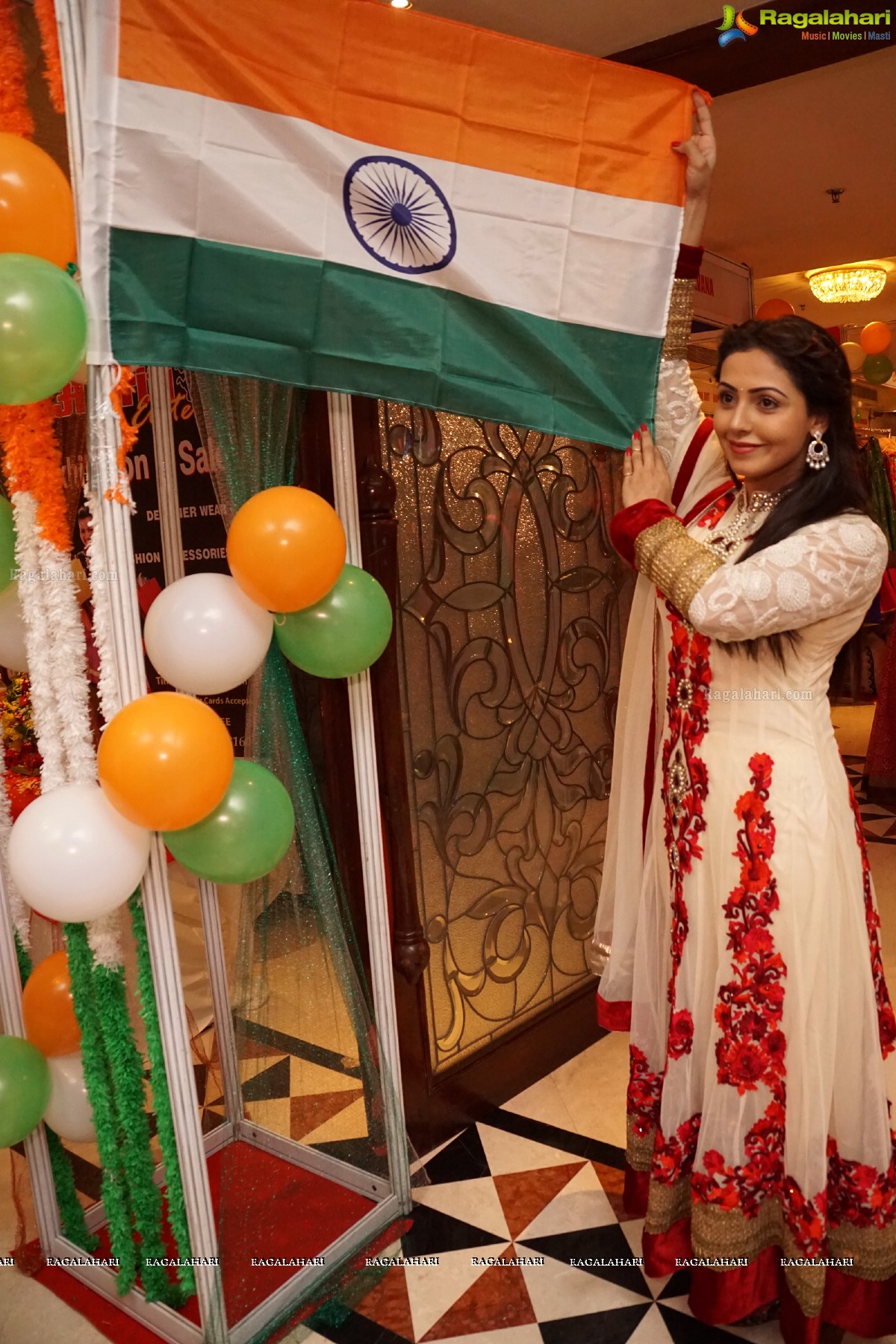 Nandini Rai inaugurates Akritti Elite Exhibition at Taj Krishna, Hyderabad (Aug. 2015)