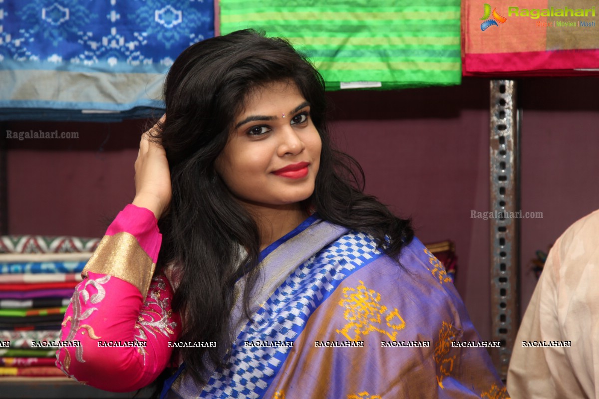 Alekhya inaugurates Pochampally IKAT Art Mela 2015 at Lions Club, Vizag