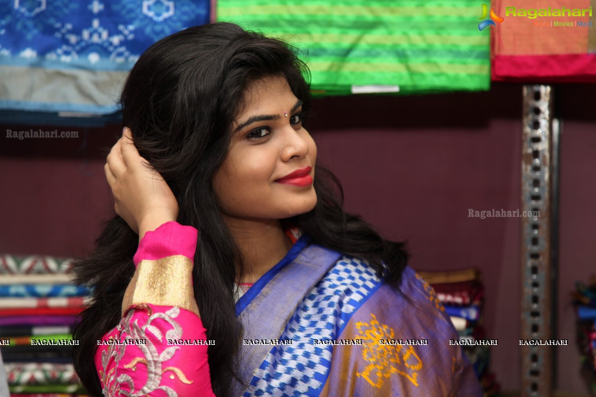 Alekhya inaugurates Pochampally IKAT Art Mela 2015 at Lions Club, Vizag