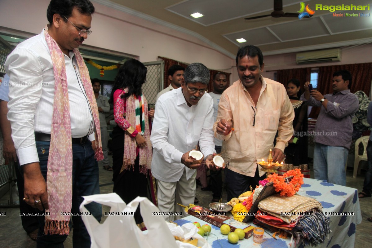 Alekhya inaugurates Pochampally IKAT Art Mela 2015 at Lions Club, Vizag