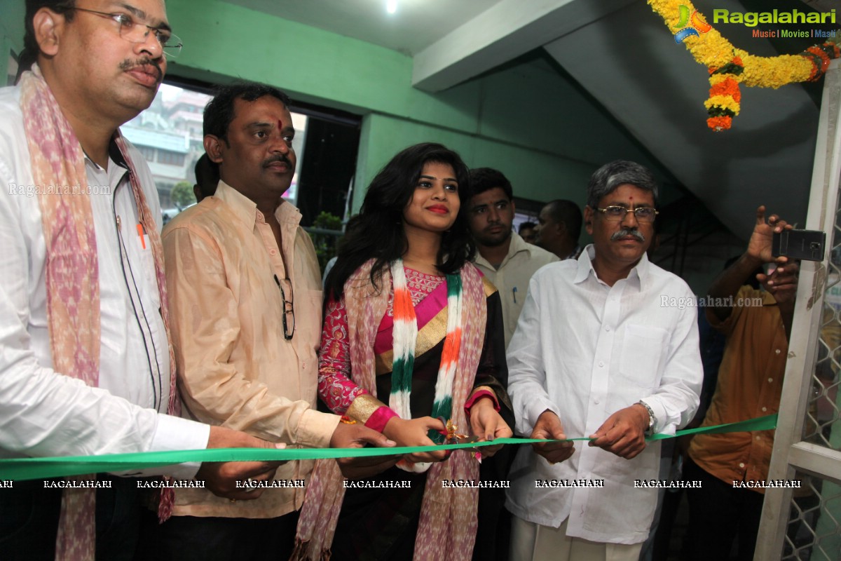 Alekhya inaugurates Pochampally IKAT Art Mela 2015 at Lions Club, Vizag