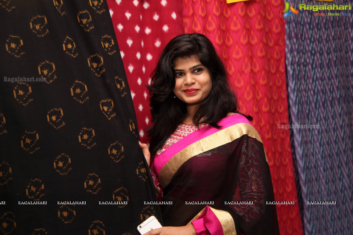 Alekhya inaugurates Pochampally IKAT Art Mela 2015 at Lions Club, Vizag