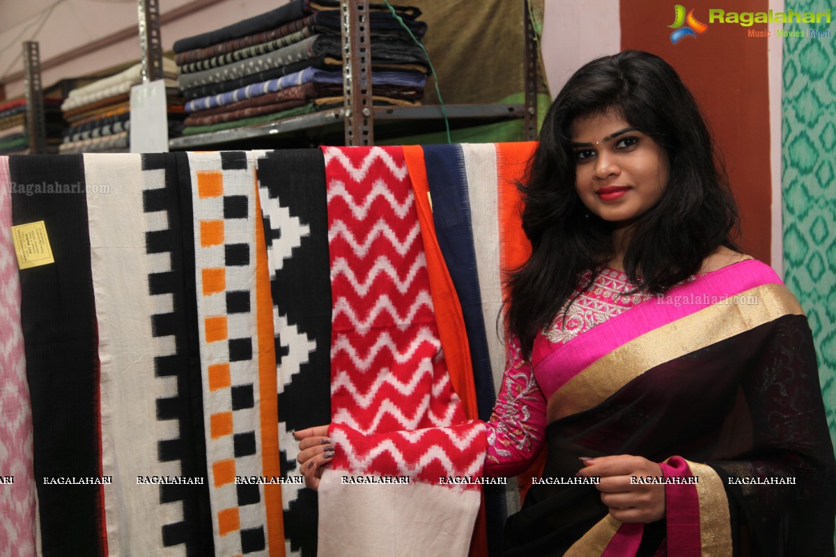 Alekhya inaugurates Pochampally IKAT Art Mela 2015 at Lions Club, Vizag