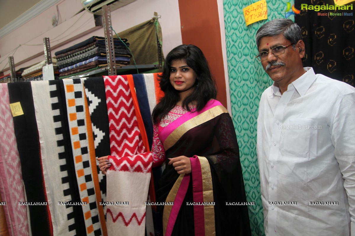 Alekhya inaugurates Pochampally IKAT Art Mela 2015 at Lions Club, Vizag