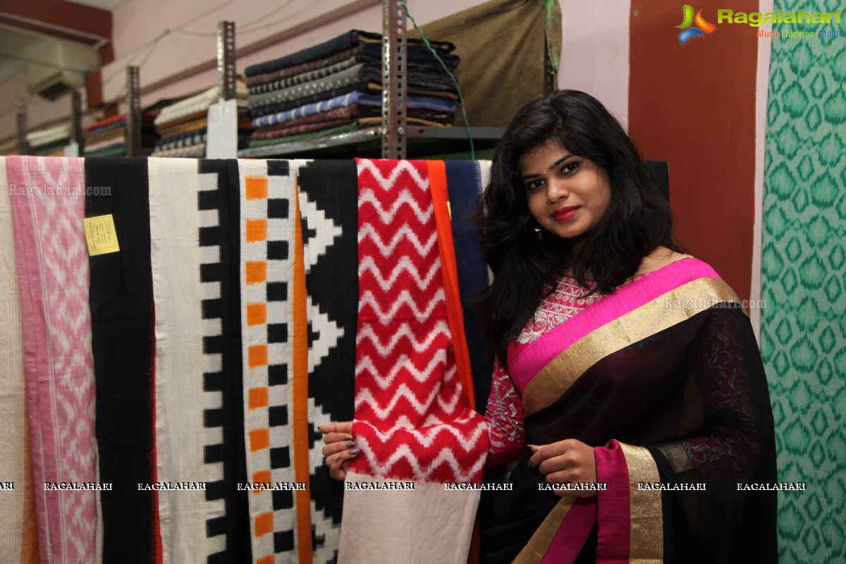 Alekhya inaugurates Pochampally IKAT Art Mela 2015 at Lions Club, Vizag