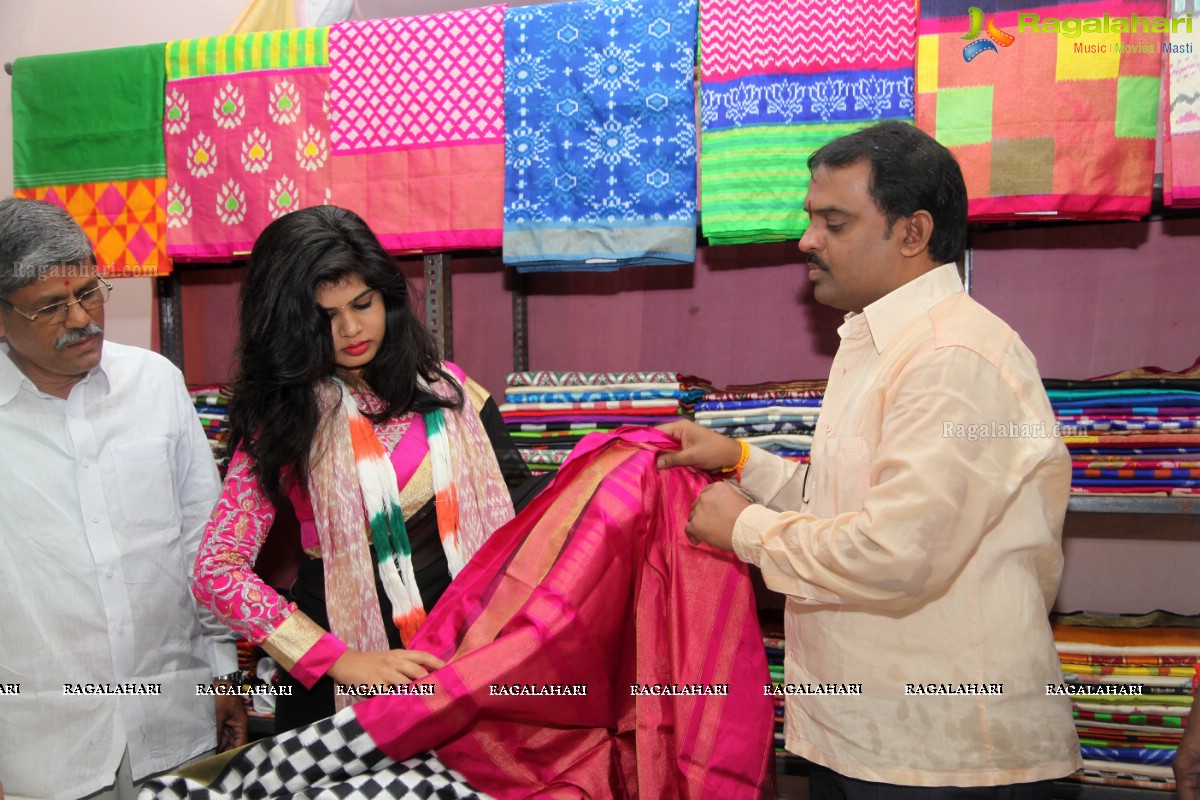 Alekhya inaugurates Pochampally IKAT Art Mela 2015 at Lions Club, Vizag