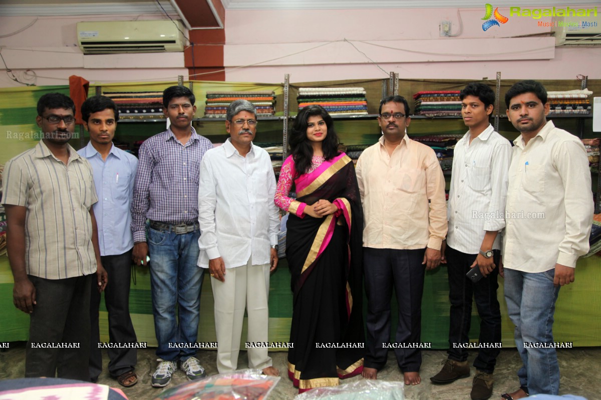 Alekhya inaugurates Pochampally IKAT Art Mela 2015 at Lions Club, Vizag