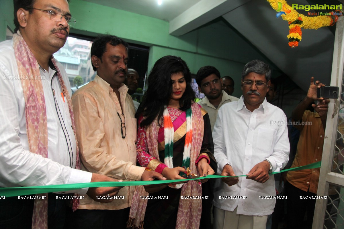 Alekhya inaugurates Pochampally IKAT Art Mela 2015 at Lions Club, Vizag