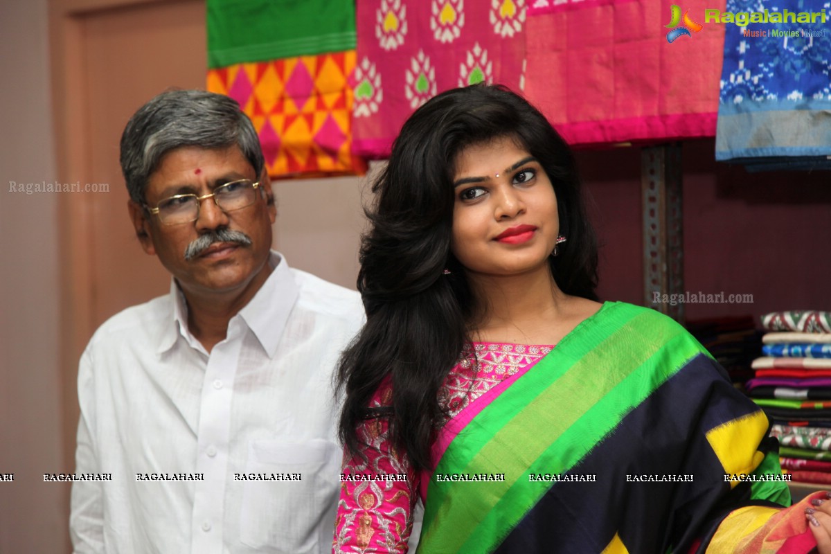 Alekhya inaugurates Pochampally IKAT Art Mela 2015 at Lions Club, Vizag