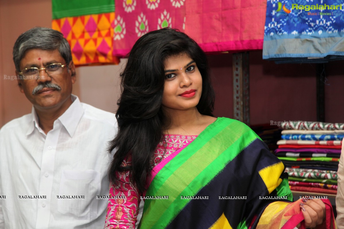 Alekhya inaugurates Pochampally IKAT Art Mela 2015 at Lions Club, Vizag