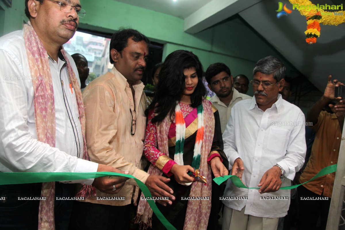 Alekhya inaugurates Pochampally IKAT Art Mela 2015 at Lions Club, Vizag
