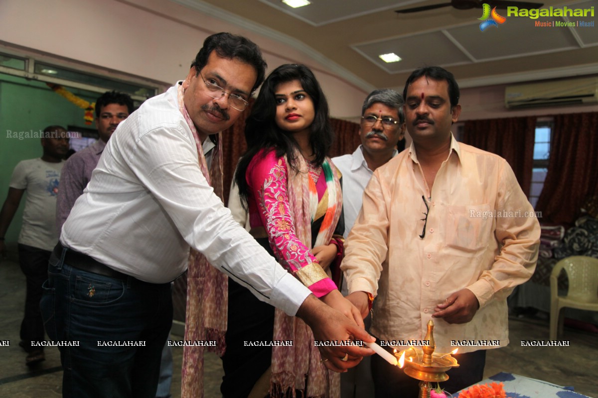 Alekhya inaugurates Pochampally IKAT Art Mela 2015 at Lions Club, Vizag