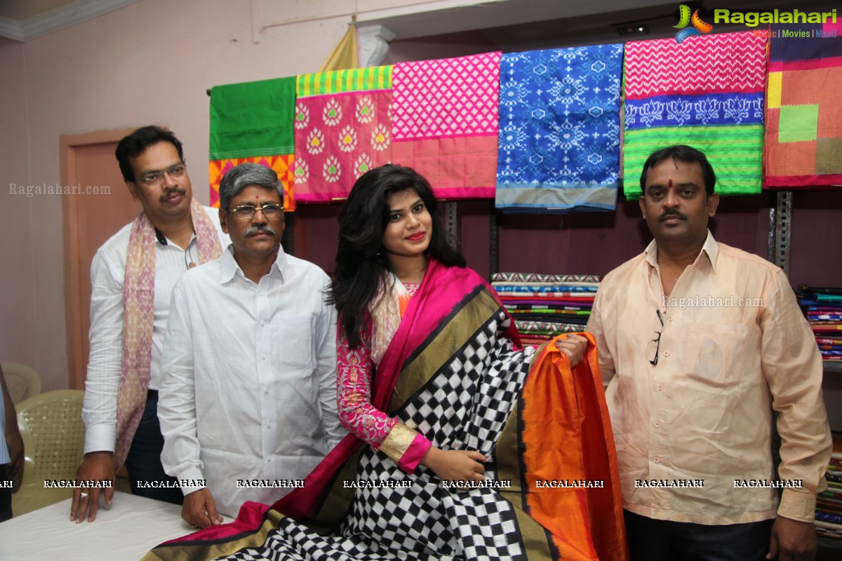 Alekhya inaugurates Pochampally IKAT Art Mela 2015 at Lions Club, Vizag