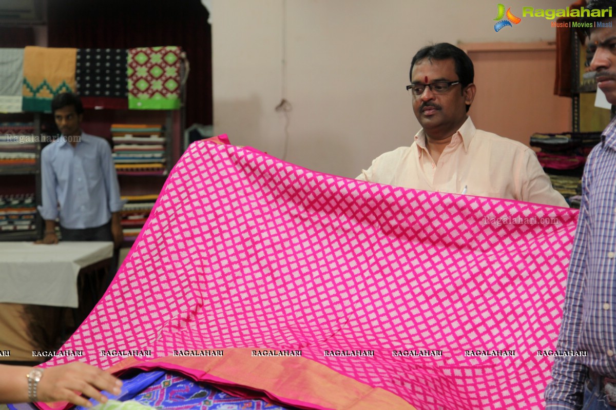 Alekhya inaugurates Pochampally IKAT Art Mela 2015 at Lions Club, Vizag