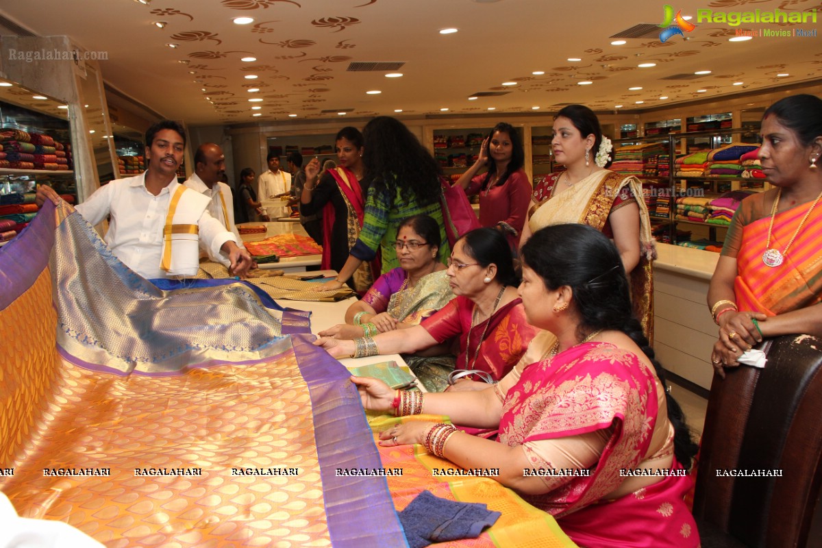 Launch of Kancheevaram Collection at Srinivasa Textiles by Actress Archana, Khenisha, Sita and other models