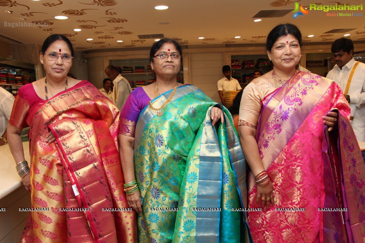 Launch of Kancheevaram Collection at Srinivasa Textiles by Actress Archana, Khenisha, Sita and other models