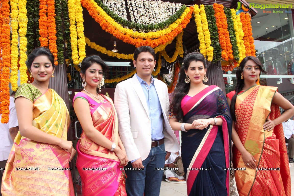 Launch of Kancheevaram Collection at Srinivasa Textiles by Actress Archana, Khenisha, Sita and other models