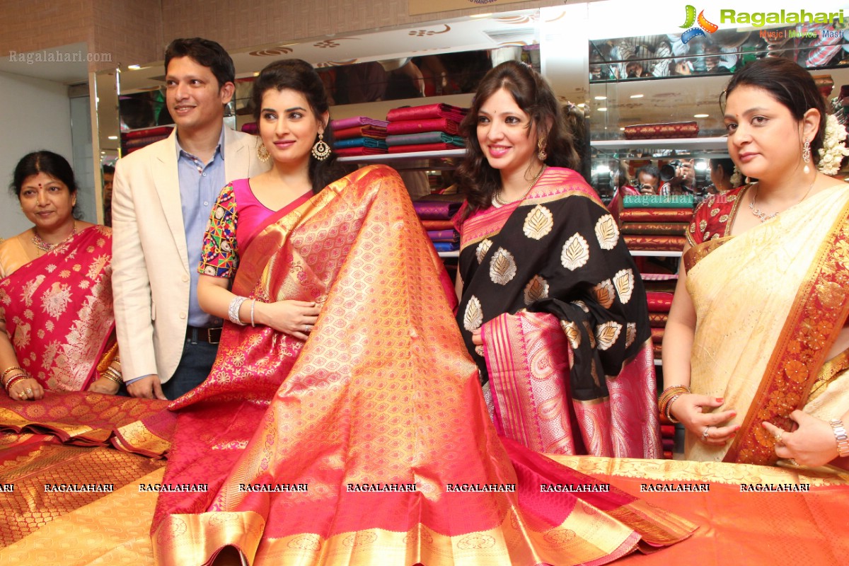 Launch of Kancheevaram Collection at Srinivasa Textiles by Actress Archana, Khenisha, Sita and other models