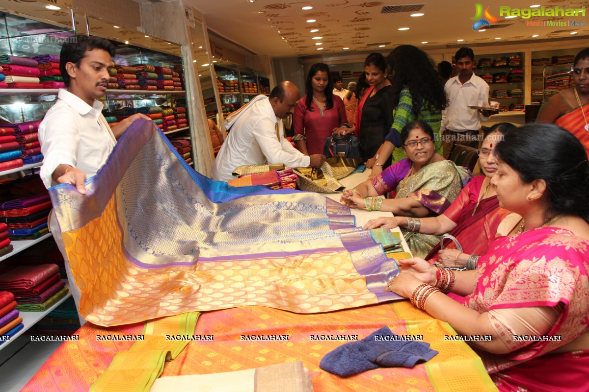 Launch of Kancheevaram Collection at Srinivasa Textiles by Actress Archana, Khenisha, Sita and other models