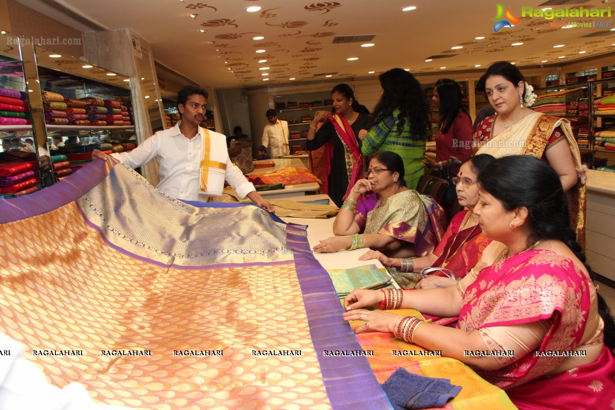 Launch of Kancheevaram Collection at Srinivasa Textiles by Actress Archana, Khenisha, Sita and other models