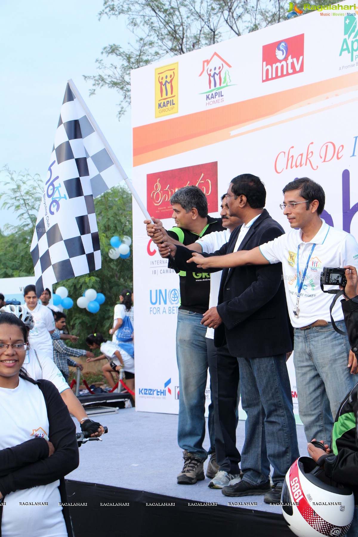 Mahesh Babu flags off Hyderabad Bicycling Club's 'Chak De India Ride'