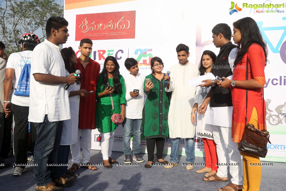 Mahesh Babu flags off Hyderabad Bicycling Club's 'Chak De India Ride'