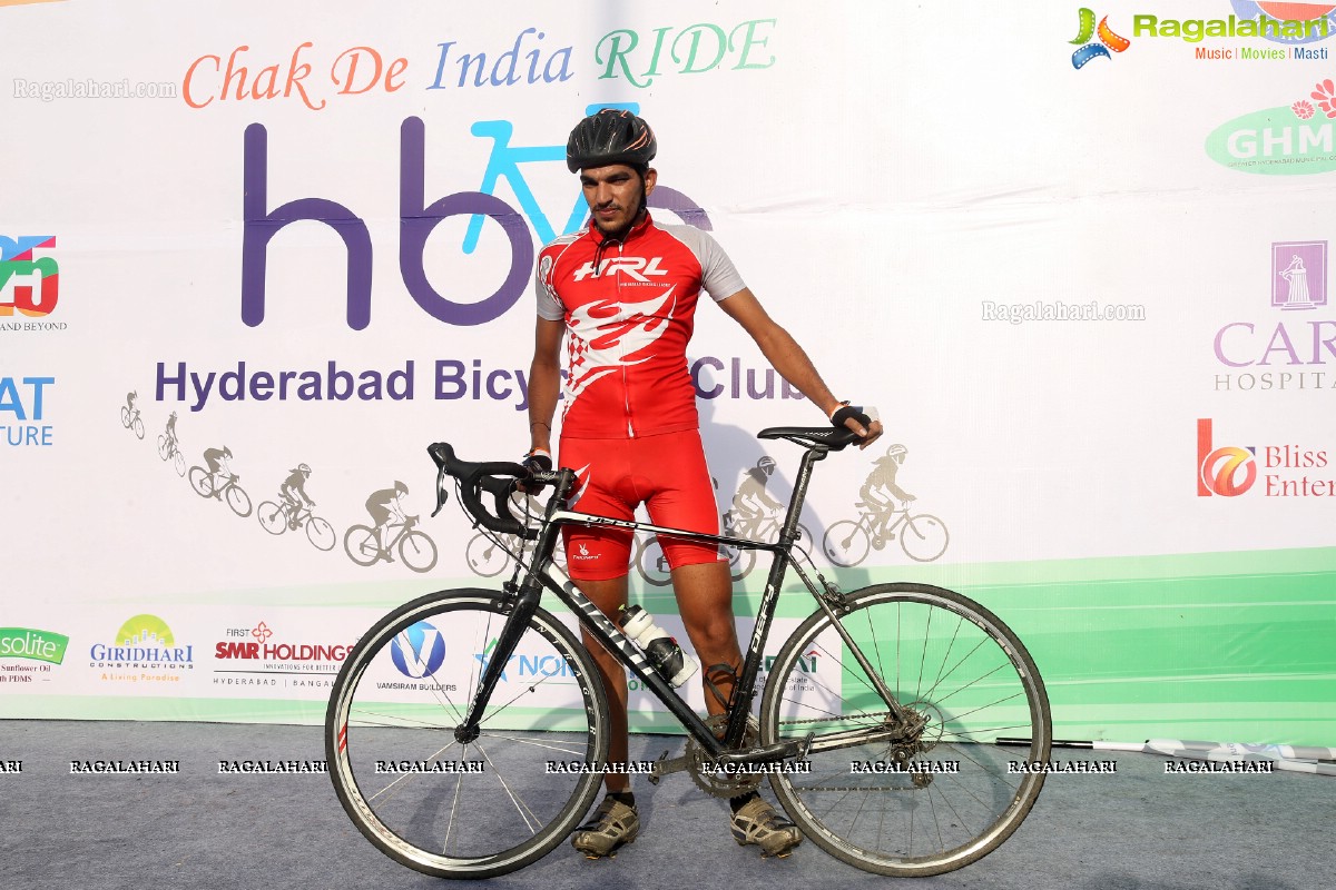 Mahesh Babu flags off Hyderabad Bicycling Club's 'Chak De India Ride'