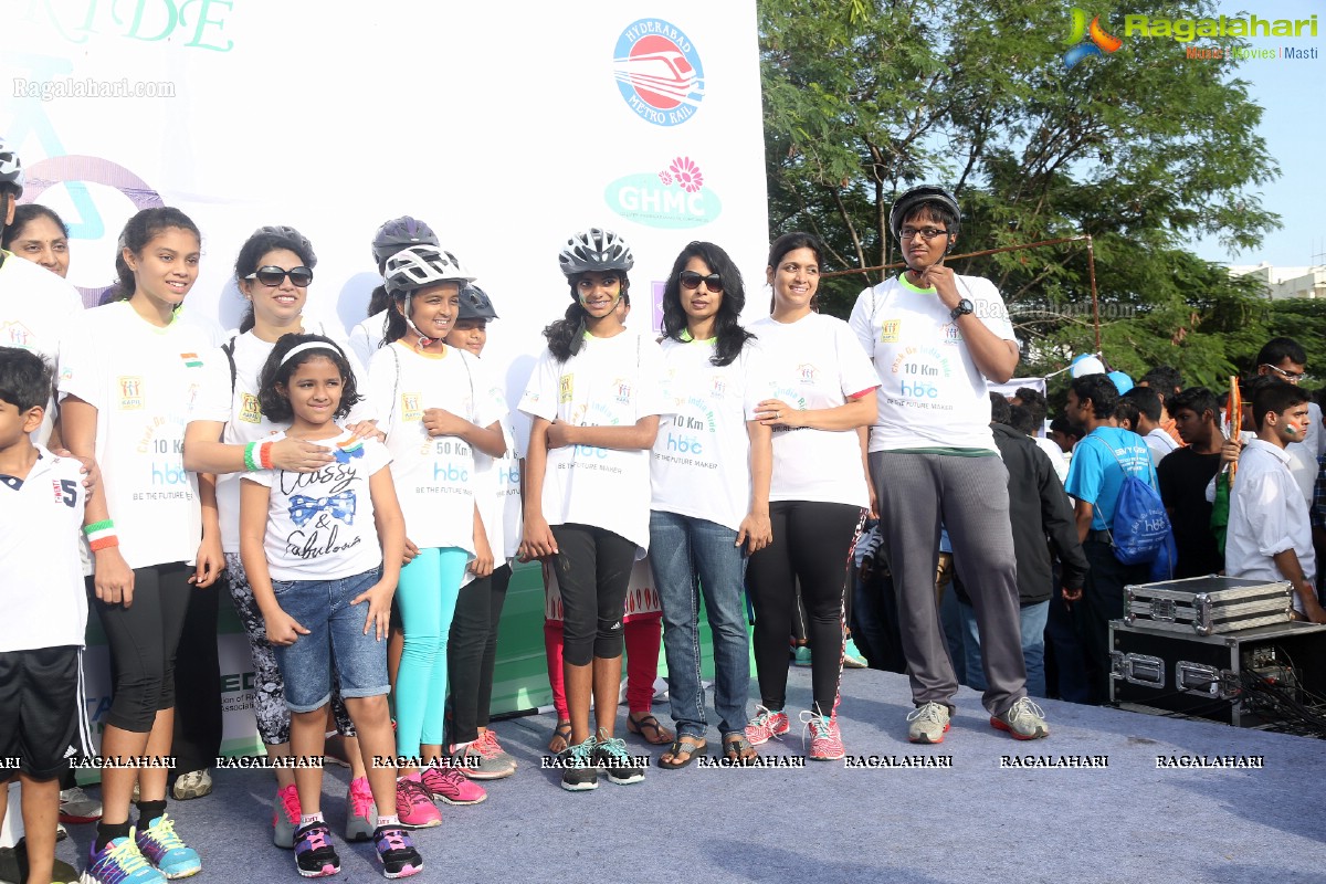 Mahesh Babu flags off Hyderabad Bicycling Club's 'Chak De India Ride'