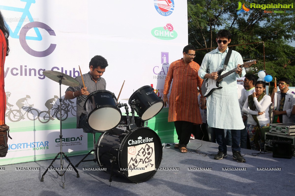 Mahesh Babu flags off Hyderabad Bicycling Club's 'Chak De India Ride'