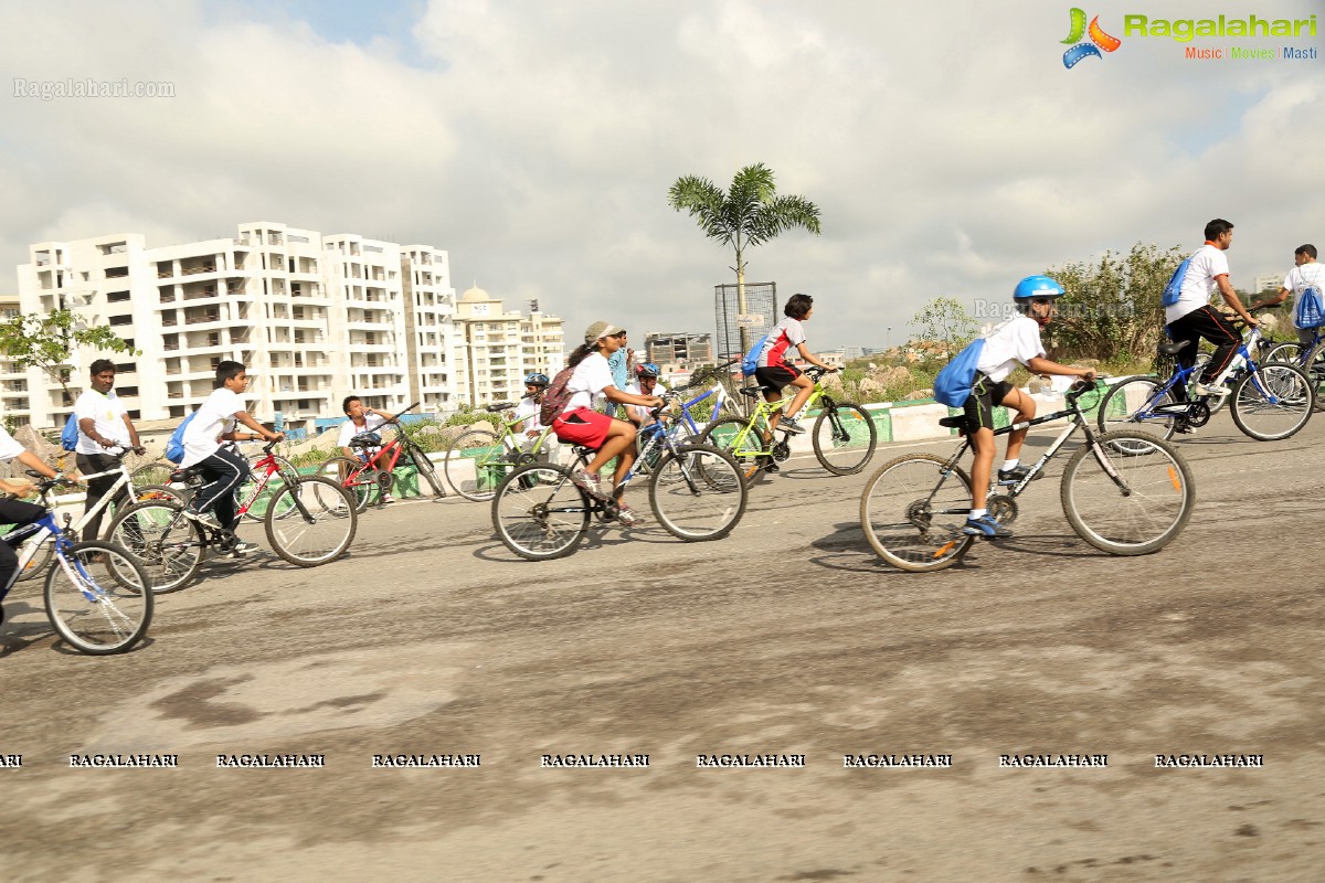Mahesh Babu flags off Hyderabad Bicycling Club's 'Chak De India Ride'