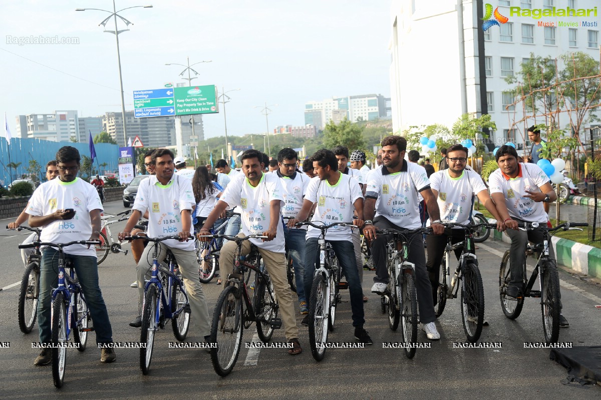 Mahesh Babu flags off Hyderabad Bicycling Club's 'Chak De India Ride'