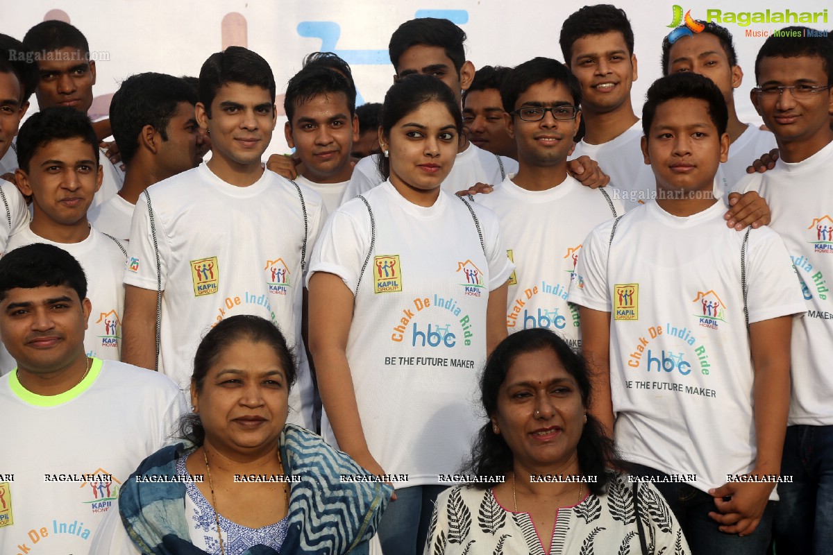 Mahesh Babu flags off Hyderabad Bicycling Club's 'Chak De India Ride'