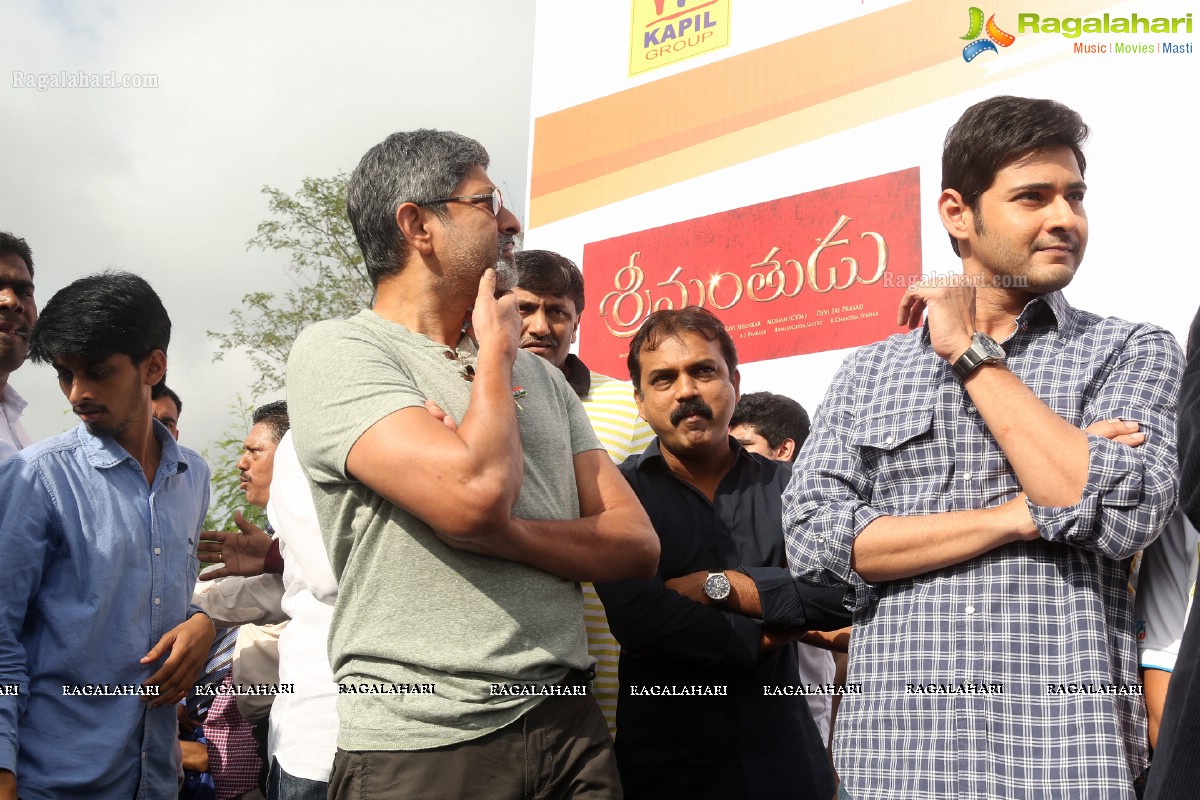 Mahesh Babu flags off Hyderabad Bicycling Club's 'Chak De India Ride'