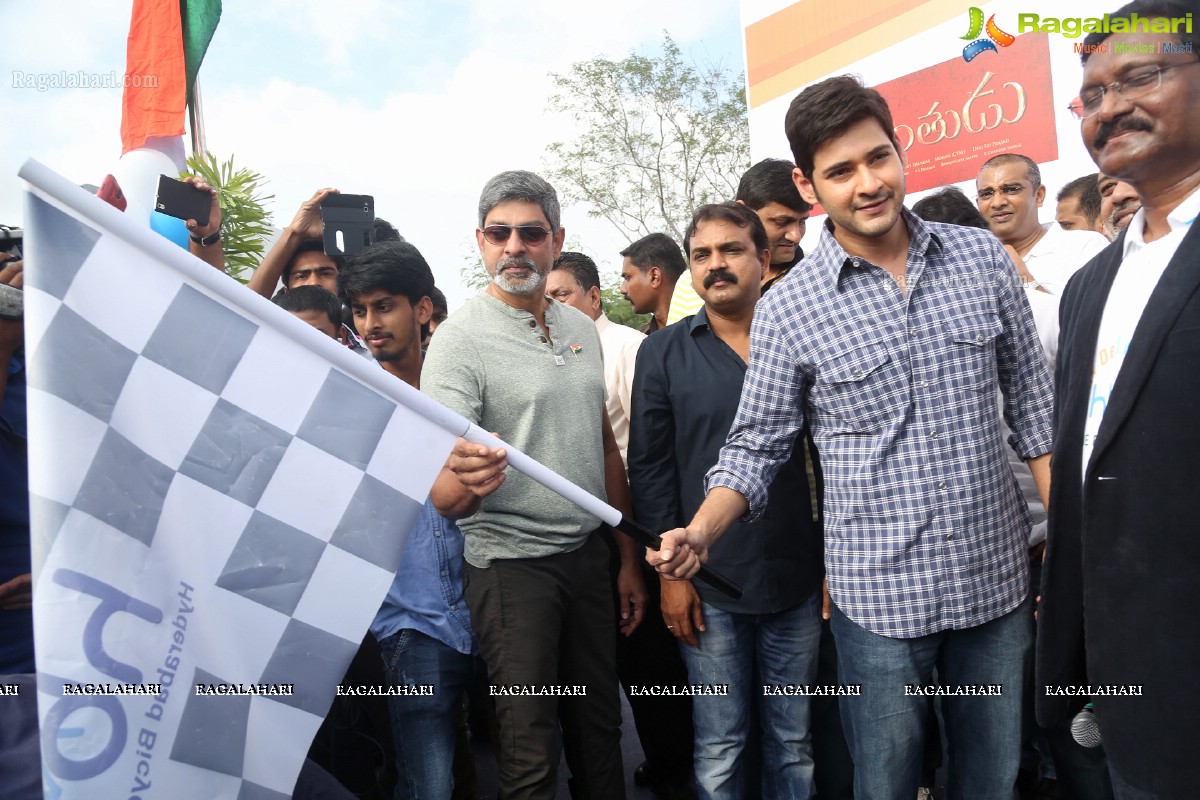 Mahesh Babu flags off Hyderabad Bicycling Club's 'Chak De India Ride'