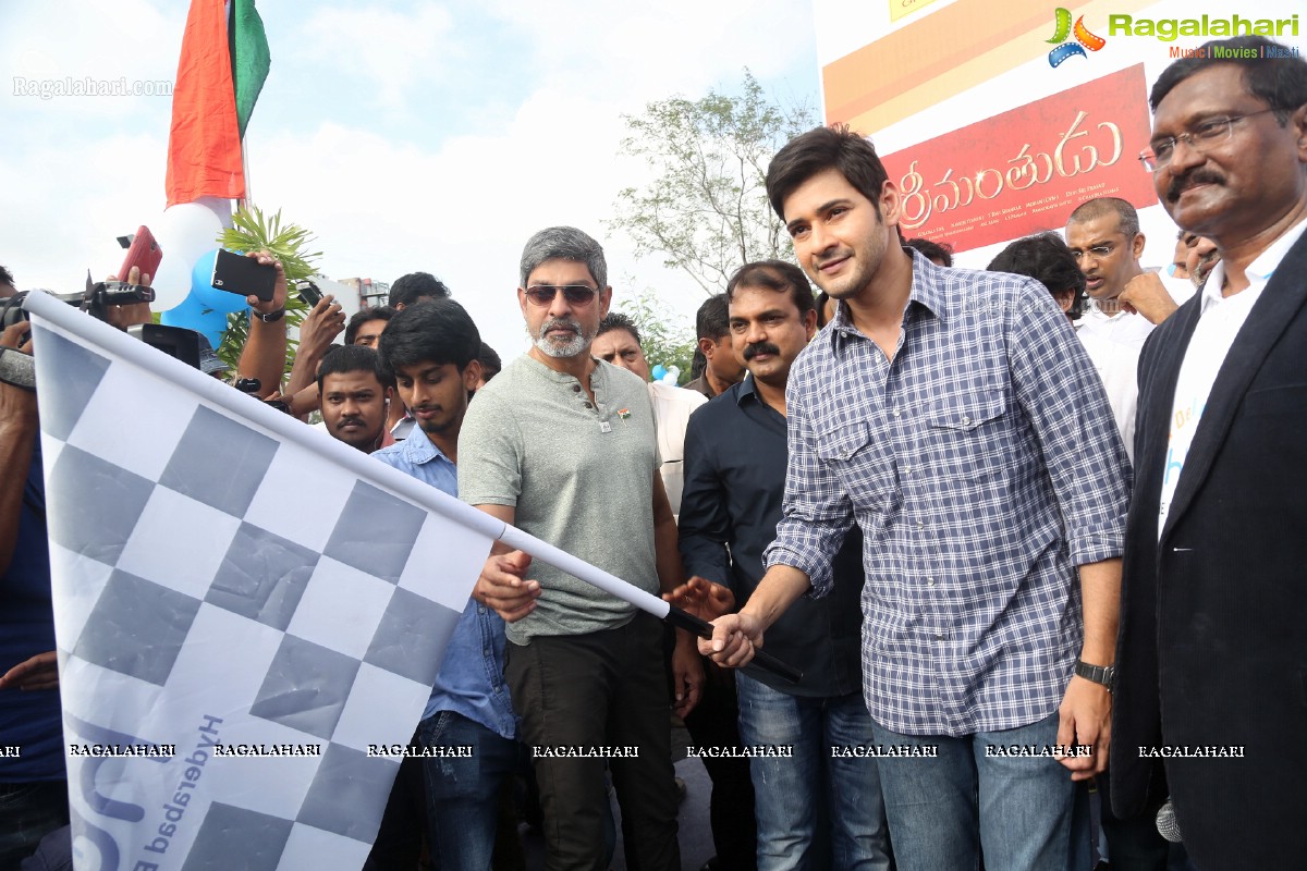 Mahesh Babu flags off Hyderabad Bicycling Club's 'Chak De India Ride'