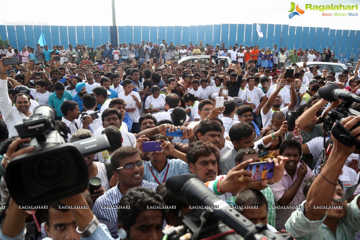 Mahesh Babu flags off Hyderabad Bicycling Club's 'Chak De India Ride'